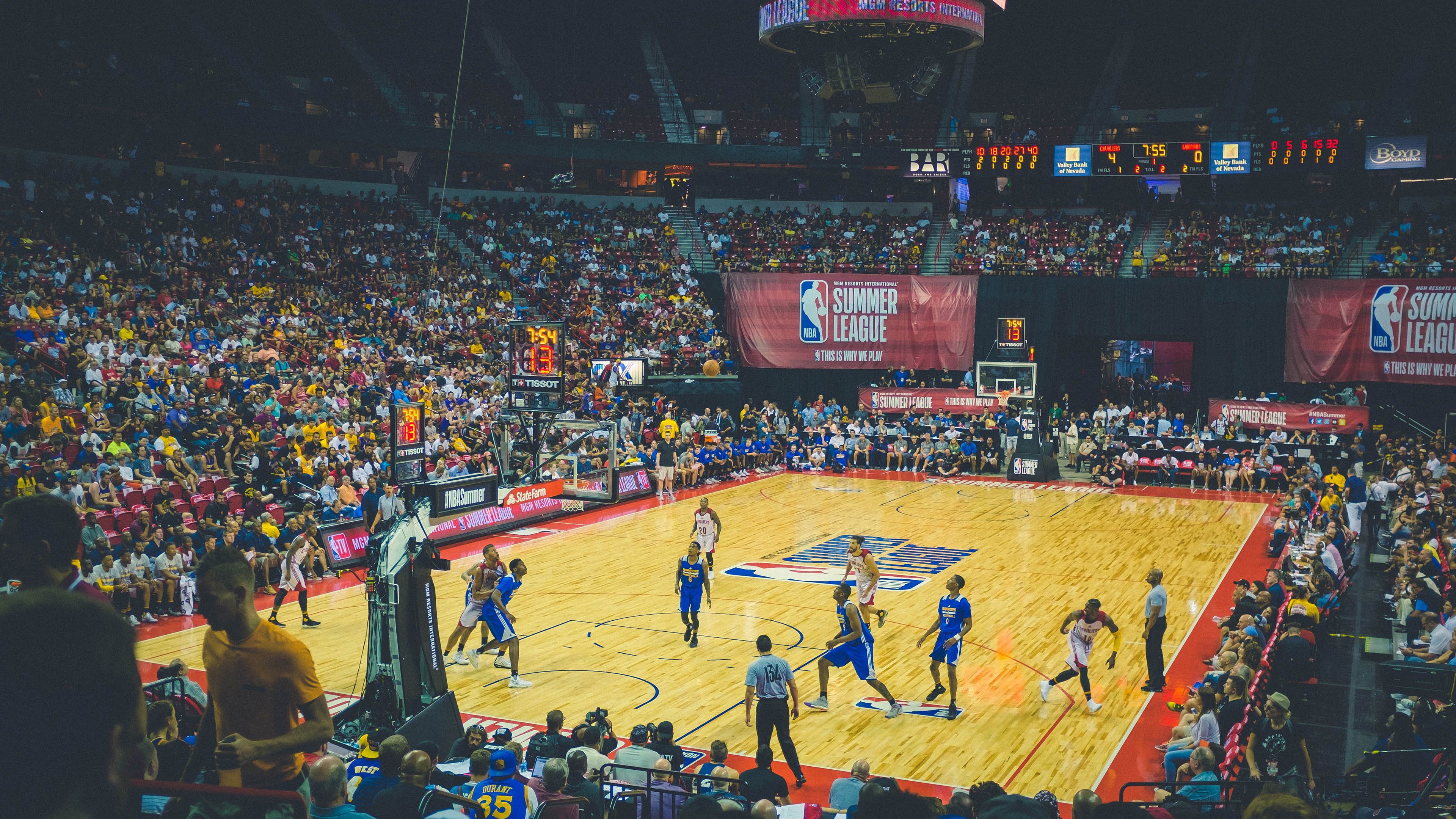 水上乐园“水枪大战跑位赛” 一边跑位一边射击对手